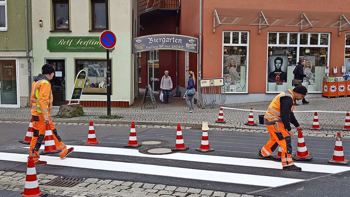 Nach Straßenbauarbeiten: Zebrastreifen nun auch wieder auf der Fahrbahn