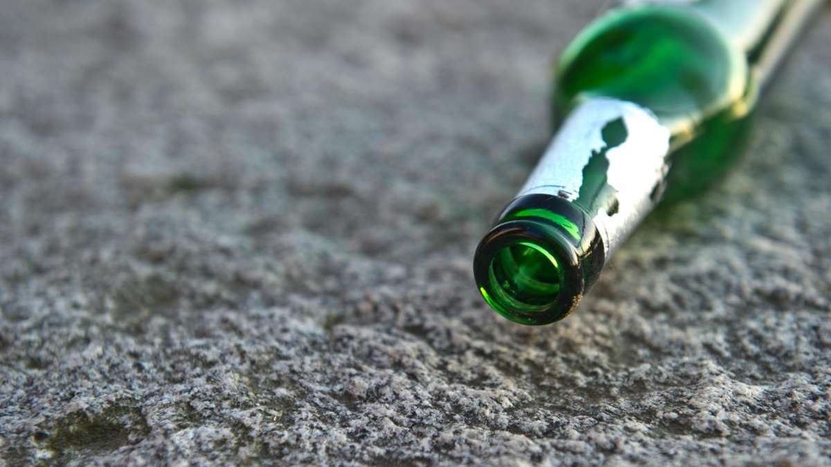 Thüringen: Bierflaschen-Attacke gegen Polizistin und Todesdrohung