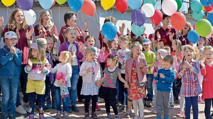 Bunte Ballons zur Kindergarteneröffnung
