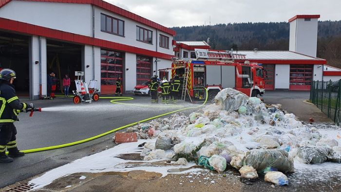 Mit Müll beladener Lastwagen fängt Feuer