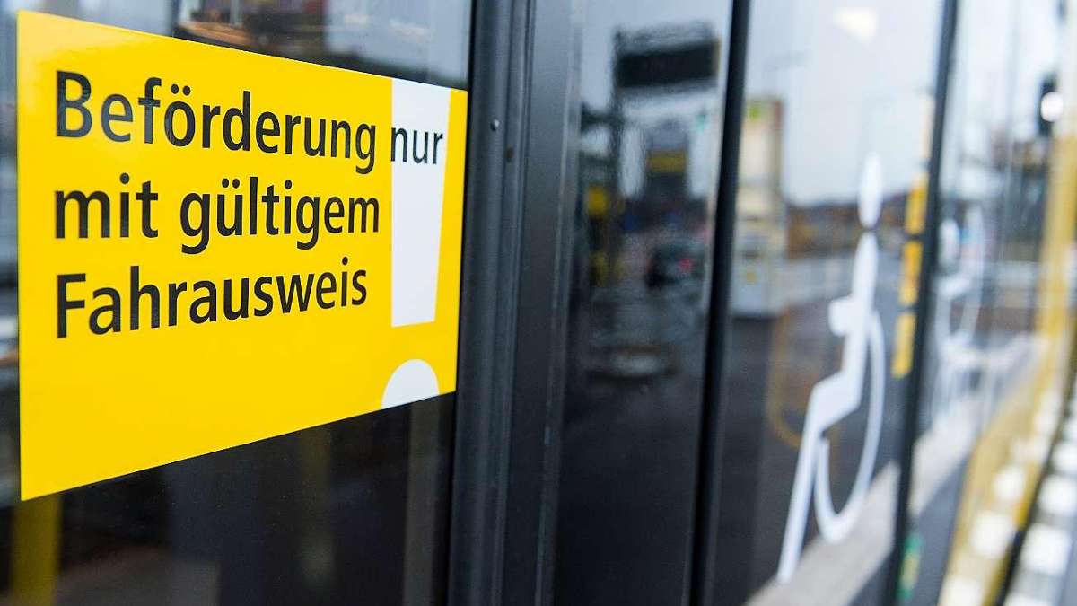 Thüringen: Rüpelhafte Schwarzfahrer piesacken Zugbegleiter und drehen ihm Finger rum