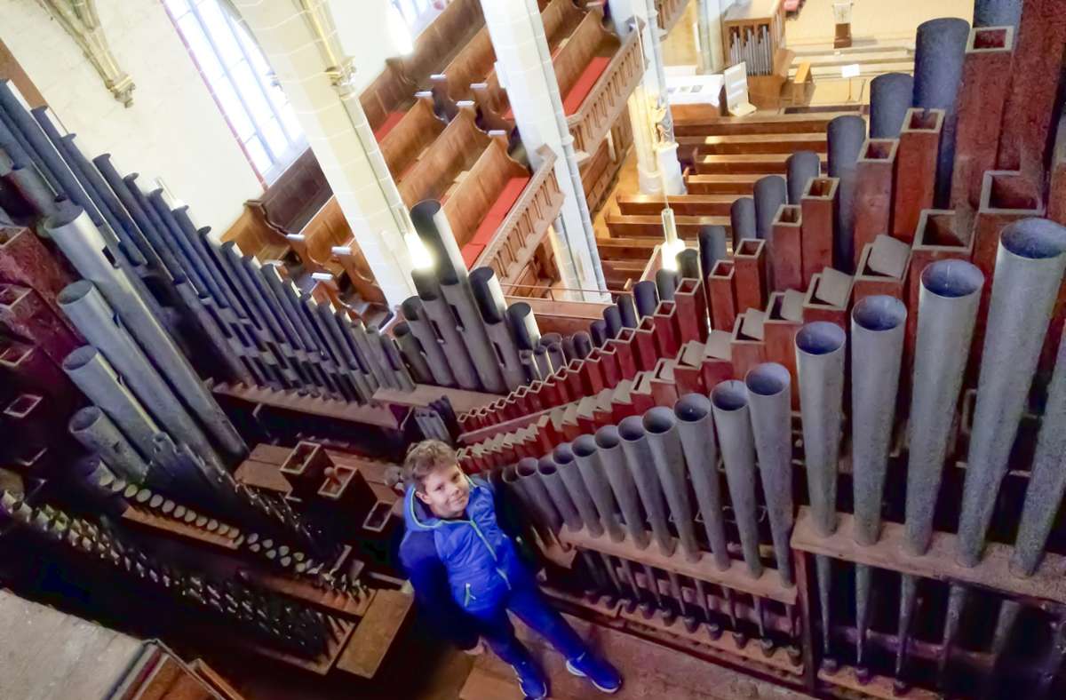 Kleiner Junge mit großem Talent und einer Vorliebe für Glocken und Orgeln. Antonio Werner im Inneren der Reger-Orgel in Meiningen.