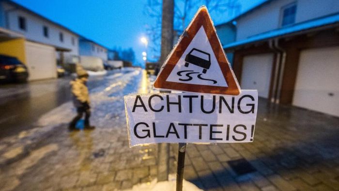Glätte und Eisregen: Bus-Stopp und Hubschrauber-Notlandung