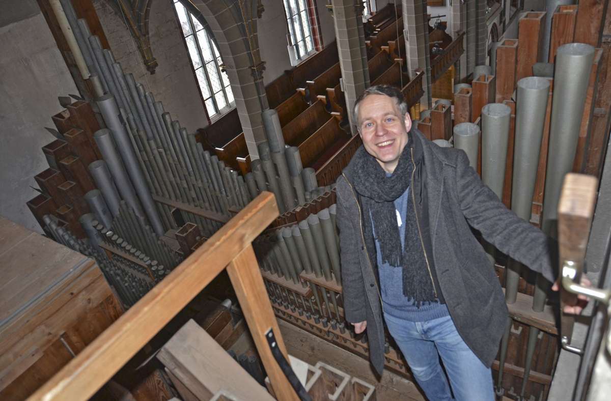 Sebastian Fuhrmann kennt sich aus mit der Reger-Orgel und sagt: „Alles in allem mag ich meine Orgel schon sehr! “ Foto: /Sigrid Nordmeyer