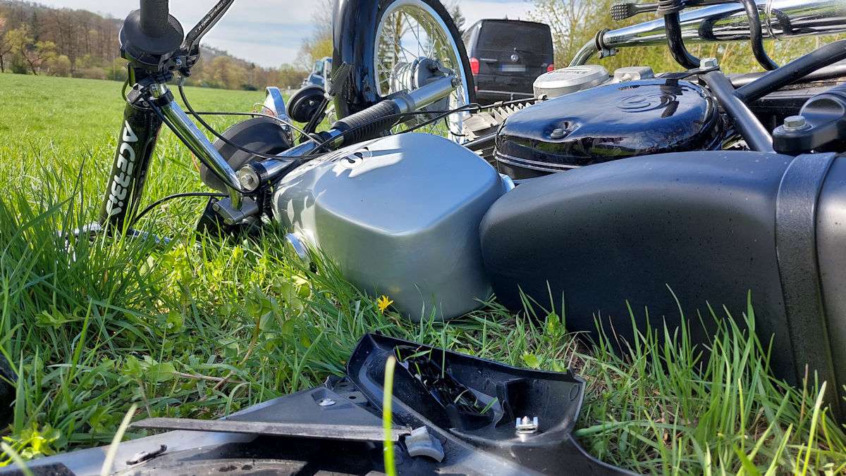 Unfall B89: Moped kollidiert mit Motorrad: Ein Schwerverletzter