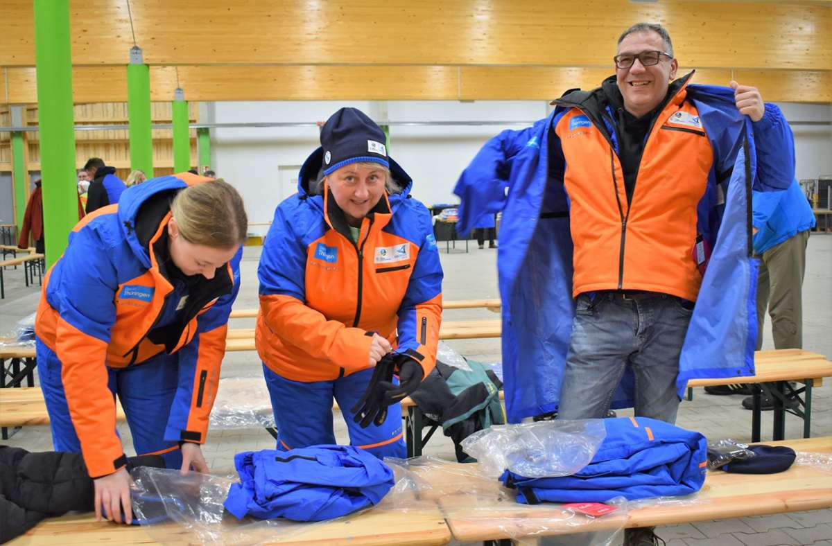 Familie Gundelwein bei der Anprobe: Wie alle Helferinnen und Helfer  sind sie mit neuen Jacken und Hosen ausgestattet worden. Foto: Susann Eberlein