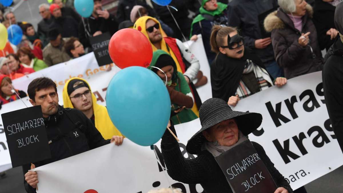 Hildburghausen: Bunter Protest gegen weiteres Rechtsrock-Konzert in Themar