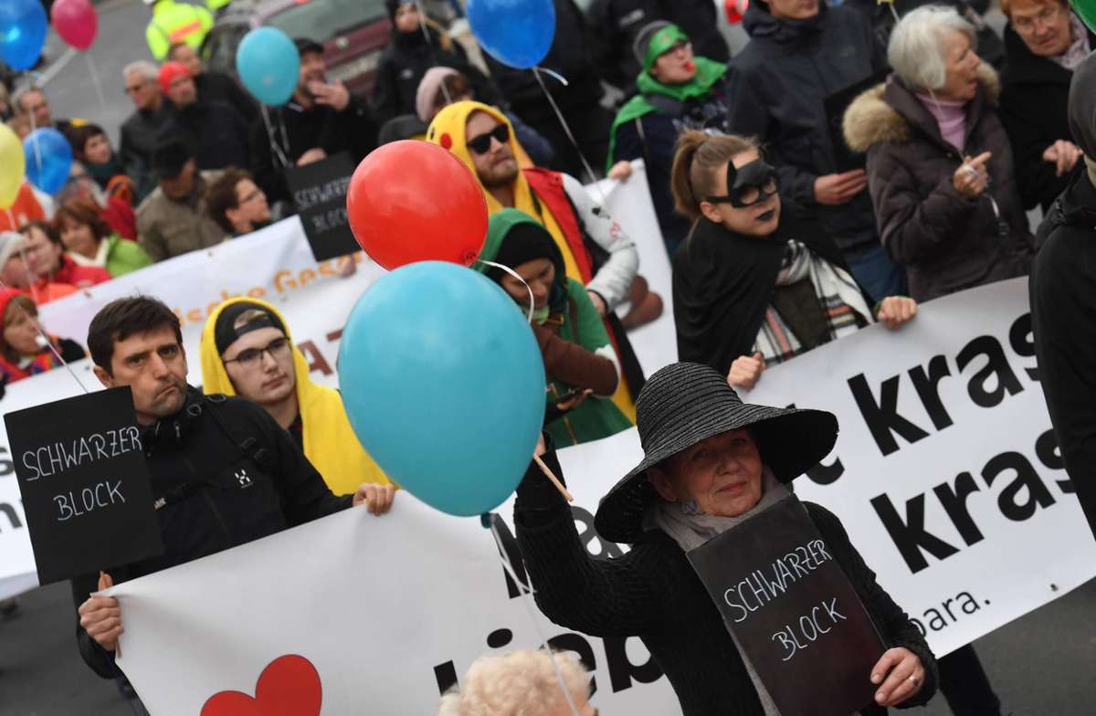 Erneut haben zahlreiche Menschen gegen ein Hass-Festival im Landkreis Hildburghausen demonstriert. Foto: frankphoto.de