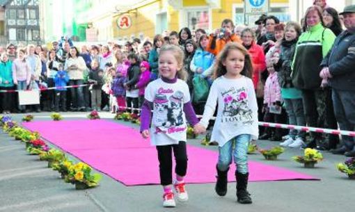 Vom Publikum gefeierte kleine Stars auf dem Laufsteg: die Models der Kindermodenschau in der Ludwig-Chronegk-Straße. Foto: A. Schreyl