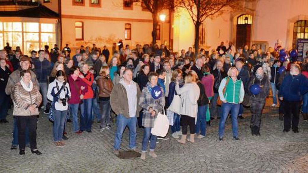 Mehr als 300 Bürger standen auf dem Kirchplatz für Zivilcourage und gegen Rassismus. Fotos (2): Heiko Matz