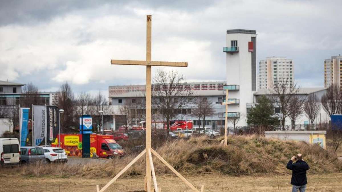 Thüringen: Protest-Holzkreuze am Standort geplanter Moschee in Erfurt sind abgerissen