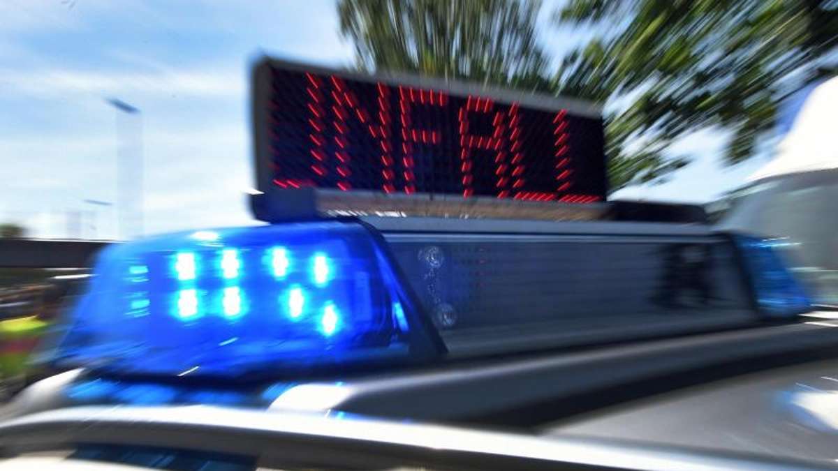 Erfurt: 20-jähriger Fahrer verliert Kontrolle über sein Auto und prallt gegen drei Pkws