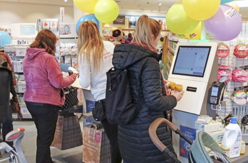 Die Selbstscanner-Kassen gehören zu den Neuerungen im umgestalteten DM-Drogeriemarkt in Ilmenau. Foto: Marina Hube
