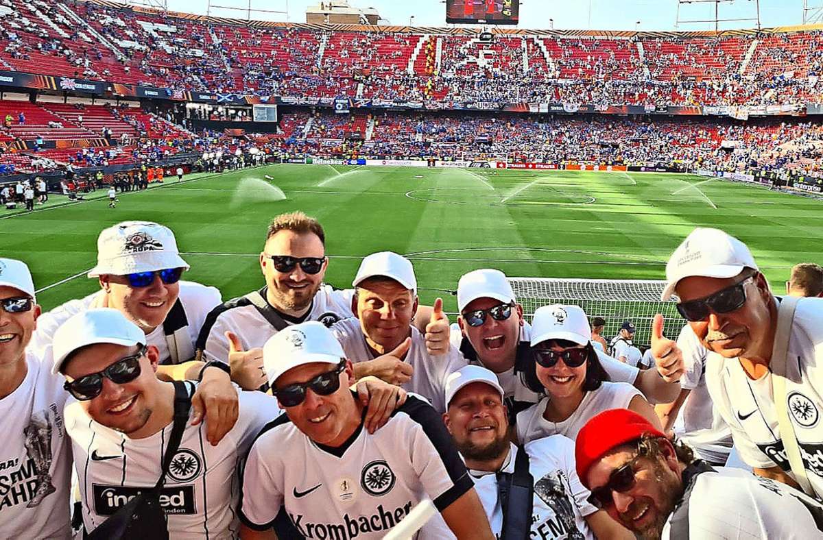 Erinnerung für die Ewigkeit; Die Eintracht-Fans aus Unterbreizbach vor dem siegreichen Finale im Stadion von Sevilla. Foto: privat