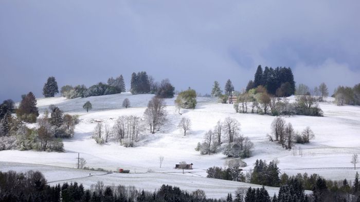 Nasskaltes Wetter: Regen, Schauer und im Bergland Schnee