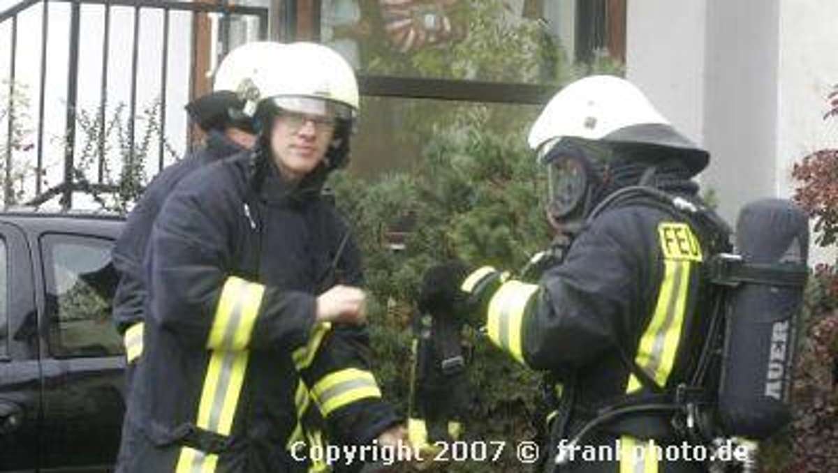 Suhl/ Zella-Mehlis: Feuerwehrmänner bei heißem Einsatz im Massage-Salon