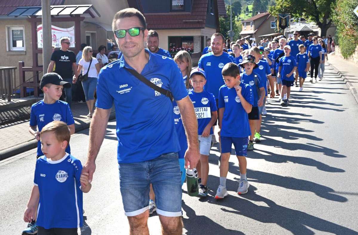 Alles Blau – die Fußballer des SV Stahl Brotterode-Trusetal bestimmten das Bild im großen Kirmesumzug.