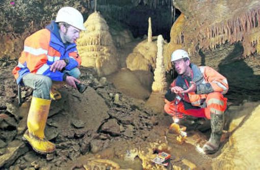 Die Diplomgeologen Michael Leitner (r.) und Michael Meinecke erkundeten am 18. April 2008 die Tropfsteinhöhle im Bleßberg. Foto: dpa