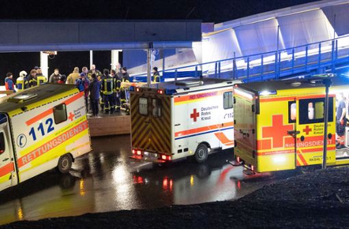 Rettungskräfte stehen am Donnerstagabend an der Rennschlittenbahn Oberhof. Foto: dpa/Steffen Ittig