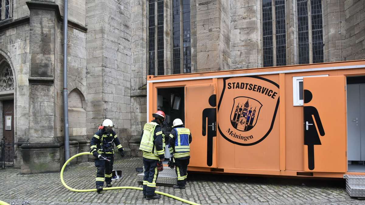 Brand in Meiningen: Feuerwehreinsatz hinter der Kirche
