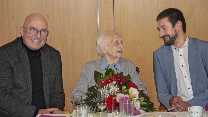 Geistig fitte Jubilarin: Auch mit 100 Jahren liest sie die  Zeitung