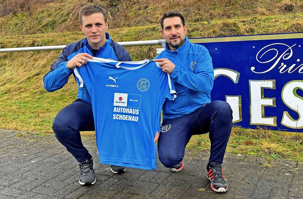 Das Foto der Woche: Rückkehrer André Gottschalk (links) und René Queck, Sportlicher Leiter beim SV 08 Steinach, präsentieren das neue Trikot des Stürmers. Foto:  