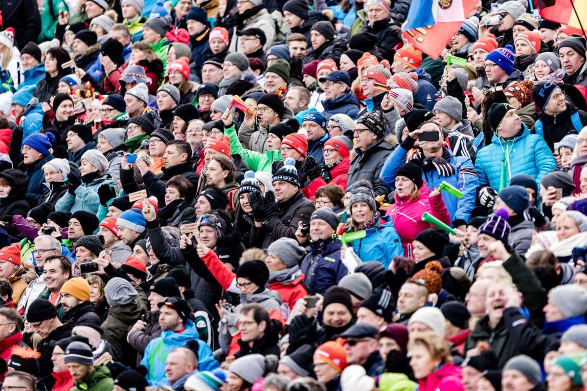 Nach zwei Jahren Corona-Abstinenz endlich wieder mit Publikum: Weltklasse-Biathlon am Oberhofer Grenzadler.   Foto: Kevin Voigt