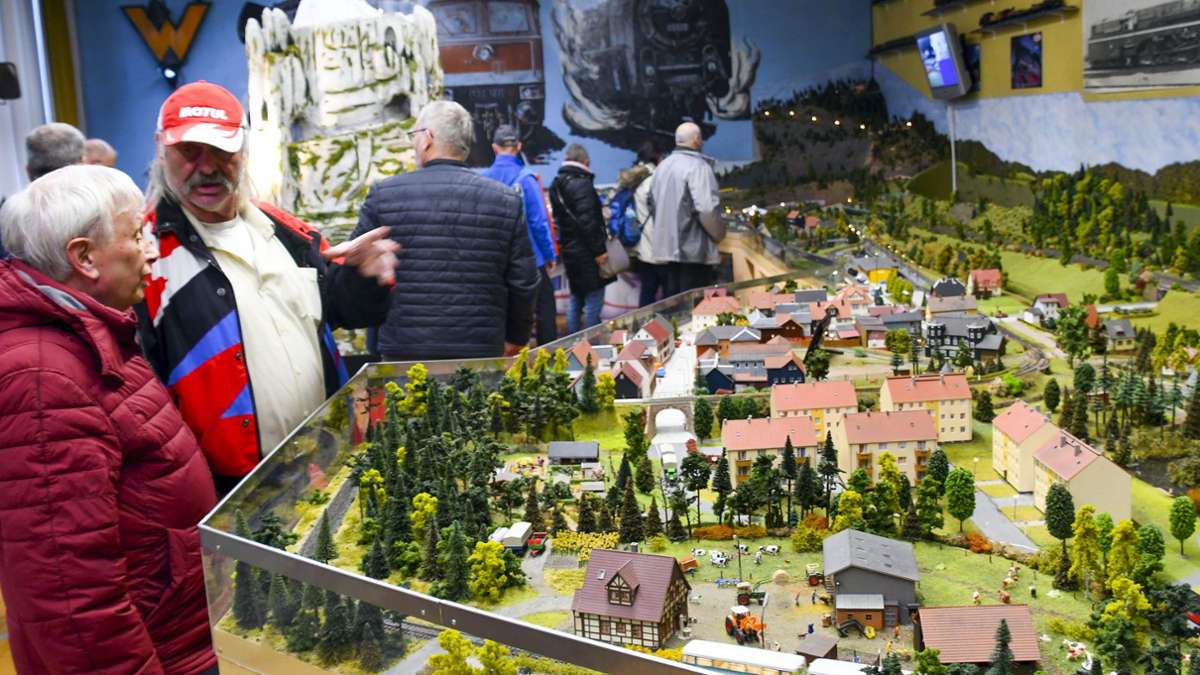 Schau in Frankenhain: Modellbahnfans staunen über detailgetreue Bahnanlagen