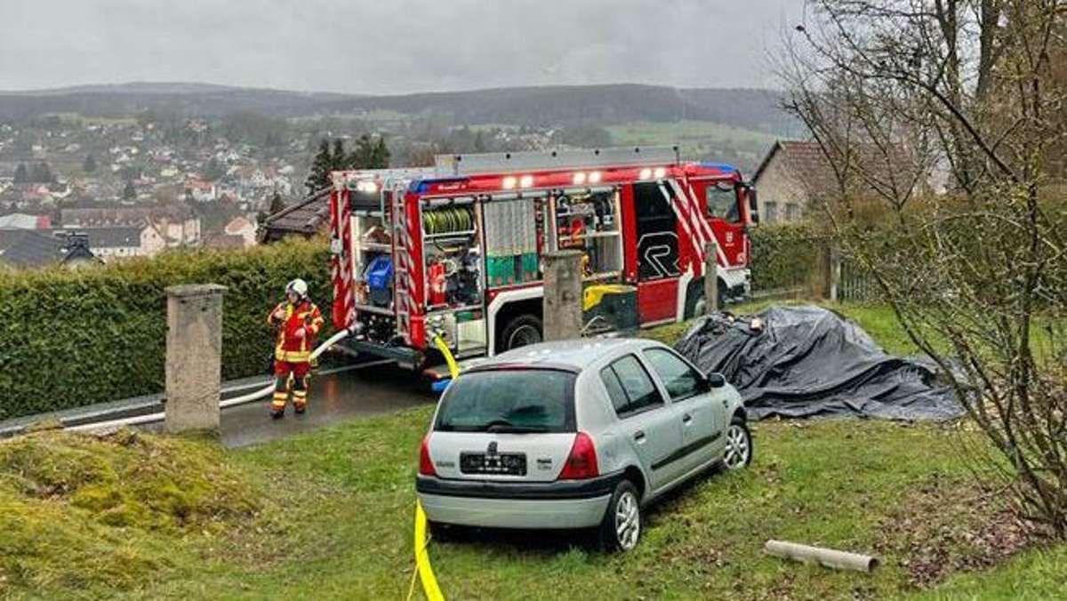Mehrere Feuerwehren der Region eilten am Dienstagnachmittag zum Brandort auf den Kohlberg in Wasungen.