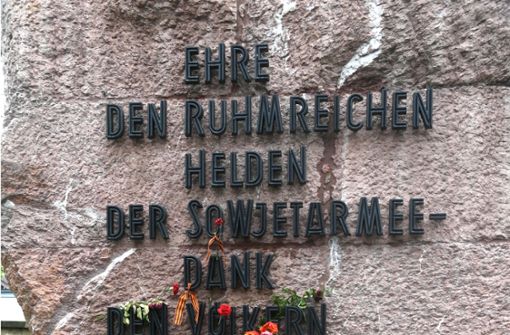 „Ehre den ruhmreichen Helden der Sowjetarmee“, wird in Suhl auf Südthüringens größtem Denkmal für die Rote Armee gefordert. Auf der Aufnahme aus dem Jahr 2021 sind auch zwei Georgsbändchen zu erkennen – Ehrenzeichen für die heutige russische Aggressionsarmee Foto: frankphoto.de/Karl-Heinz Frank