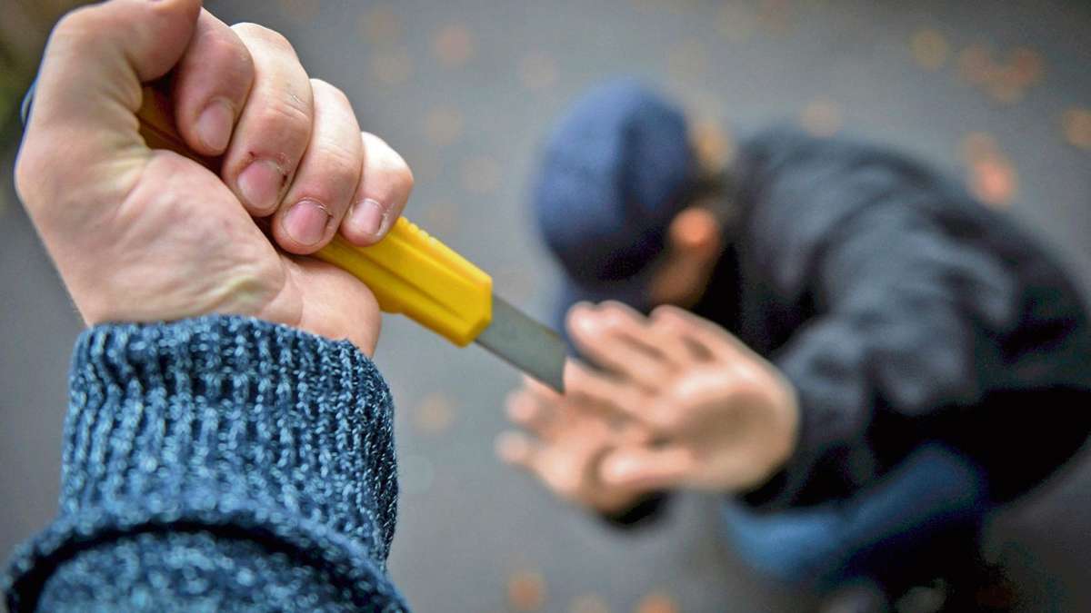 Thüringen: Betrunkener droht mit Messer und greift Polizisten an