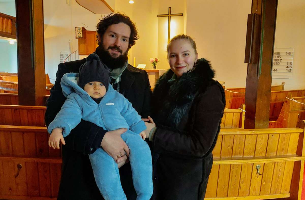 Klaudia Twardzik-Poloczek und  Damian Poloczek wohnen jetzt mit ihrem acht Monate alten Sohn ganz in der Nähe der Bad Liebensteiner Friedenskirche.Foto: Julia Otto Foto:  