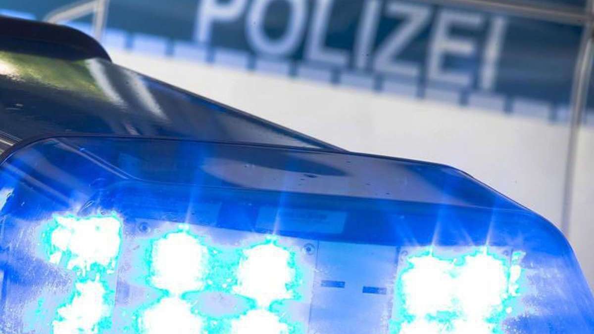 Flucht vor Polizei misslingt: Mann fährt in Sonneberg in Schneehaufen
