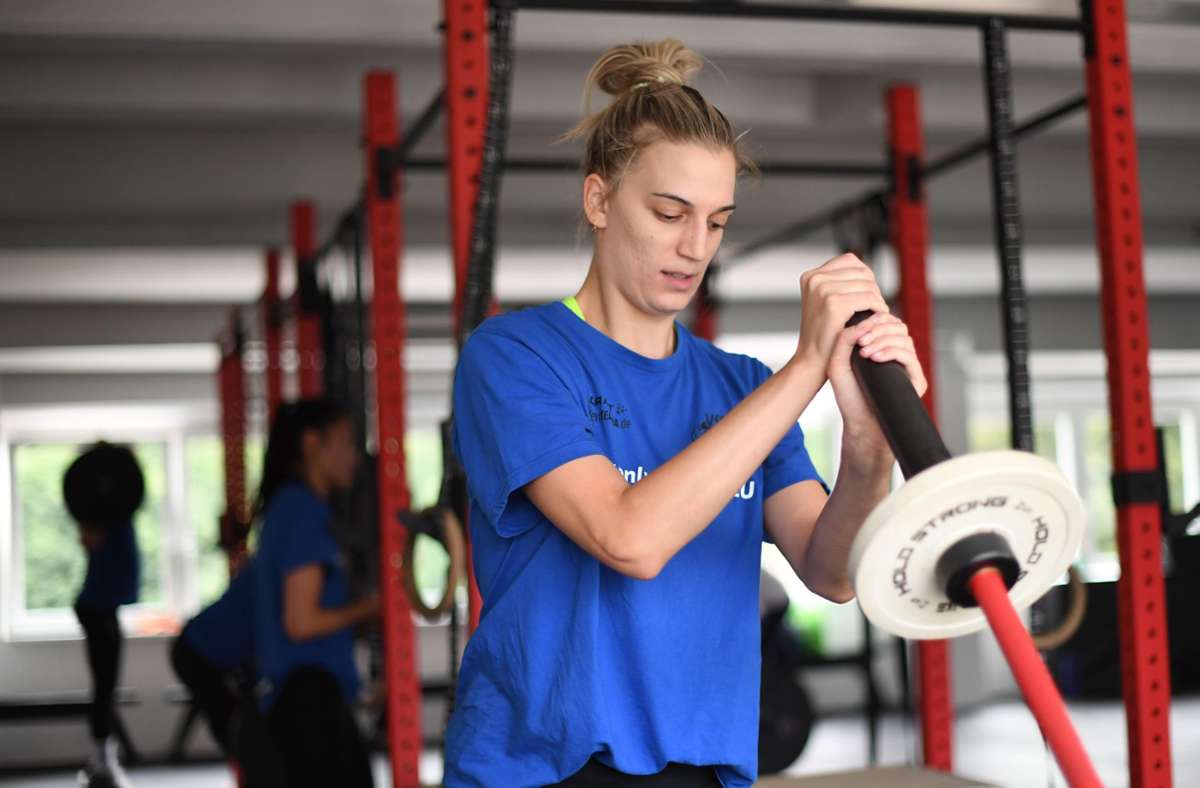 Schönwetter-Alarm: Jelena Sunjic bereitet sich auf ihre Übung an den mit Gewichten verstärkten Hanteln vor.