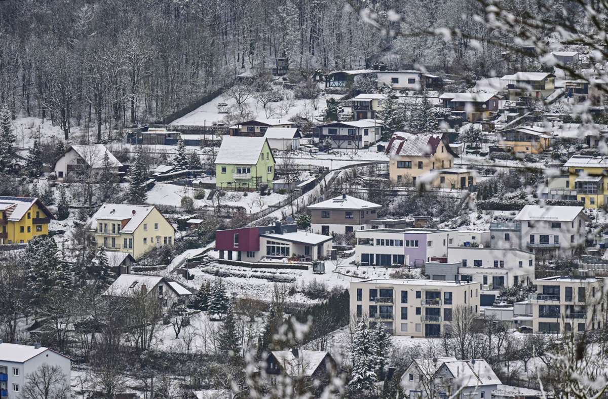 Die Erwachsenen mussten am Mittwochmorgen in Meiningen noch mal zum Schneeschieber greifen, um ihre Grundstücke, Gehwege und Treppen vom Schnee zu befreien. Foto: Erik Hande