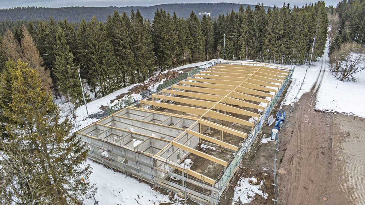 Bauarbeiten wieder aufgenommen: Ein Dach für die  Rennsteighalle