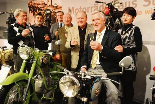 Glückwunsch! Joachim Scheibe (2. v. r.) feierte gestern seinen 65. Geburtstag mit Freunden, Kollegen und Weggefährten wie beispielsweise Dietmar Uhlig (3. v. r.). Er denkt noch nicht an Ruhestand, auch wenn seine Frau Karin (r.) gern ein bisschen mehr Zeit mit ihm verbringen würde. Für das Foto setzte er sich auf eine AWO Sport 425 S, die auch sein erstes Motorrad war, das er als 18-Jähriger fuhr. 	Foto: frankphoto.de. Quelle: Unbekannt
