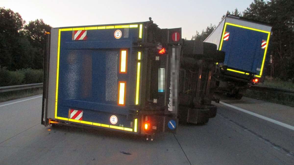 Thüringen: Lkw-Anhänger kippt auf A4 um: 25 000 Euro Schaden