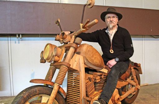Bernd Osinischow sorgte mit seiner Harley Davidson aus Holz für den Hingucker des Markttreibens in Völkershausen. Foto: Lutz Rommel
