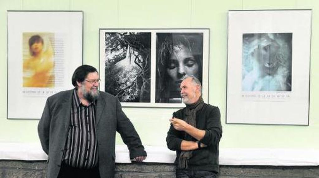 Günter Giese (l) und Rainer Koch vom Fotoclub Kontrast zur Vernissage in der Städtischen Musikschule. Die Fotografie ist ihre große Leidenschaft.