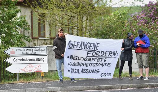 Demonstranten vor der Justizvollzugsanstalt in Untermaßfeld Foto: Wolfgang Swietek