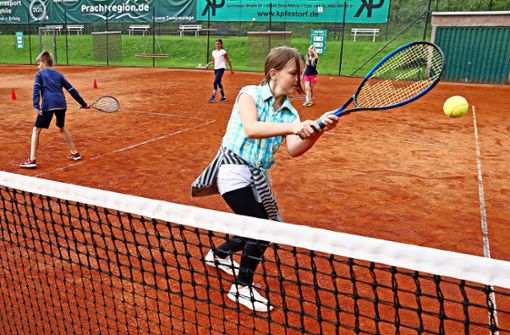Tennisspielen hat in der Beethovenstraße eine lange Tradition. Nicht nur die TSV-Mitglieder, sondern auch die Zella-Mehliser Schüler, hier aus der Lutherschule, nutzen den Platz. Foto: Michael Bauroth