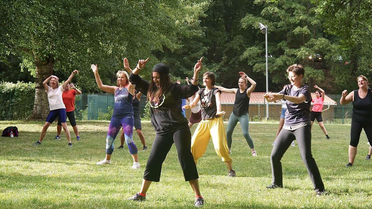 Am Hammergrund: Frauen tanzen Zumba im Freibad