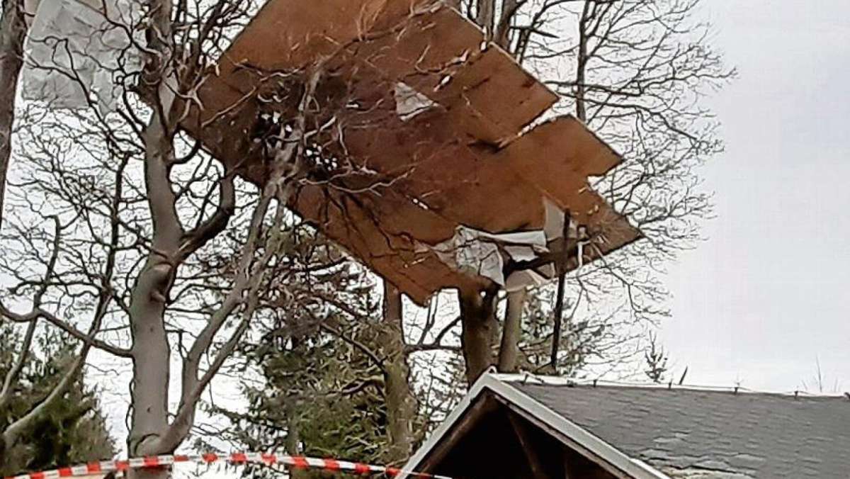 Ilmenau: Dach bleibt vorerst in Baumwipfeln hängen