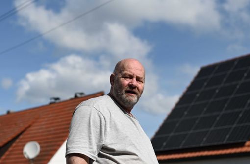 32 Solarpanel hat Horst Ostermann auf seinem Dach. Doch bereits seit Monaten wartet er  auf den Anschluss. Foto: /Bastian Frank