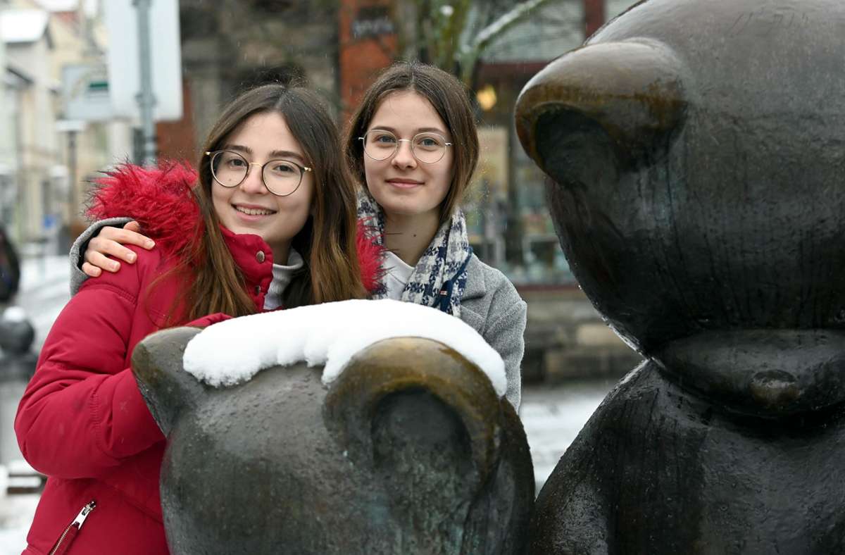 Mariana Carrer (links) hat das Jahr bis jetzt bei Hanna Schuster in Schalkau verbracht. Foto: Carl-Heinz Zitzmann