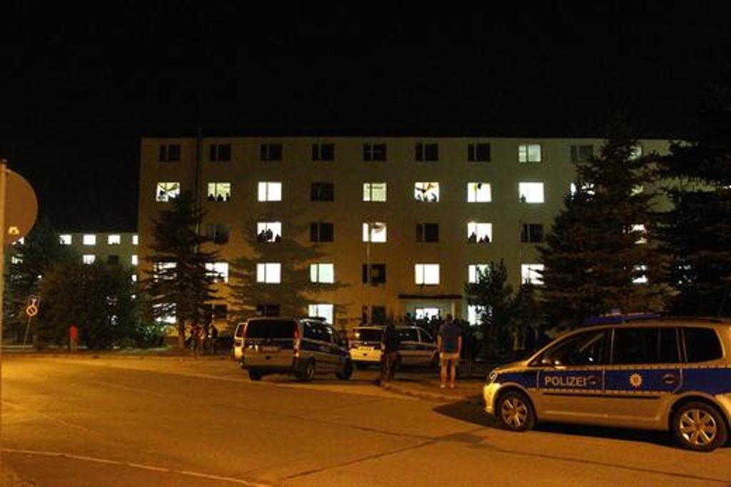 Ein Bild aus der Nacht: Die Polizei war mit einem Großaufgebot vor Ort, um die Situation zu beruhigen.
