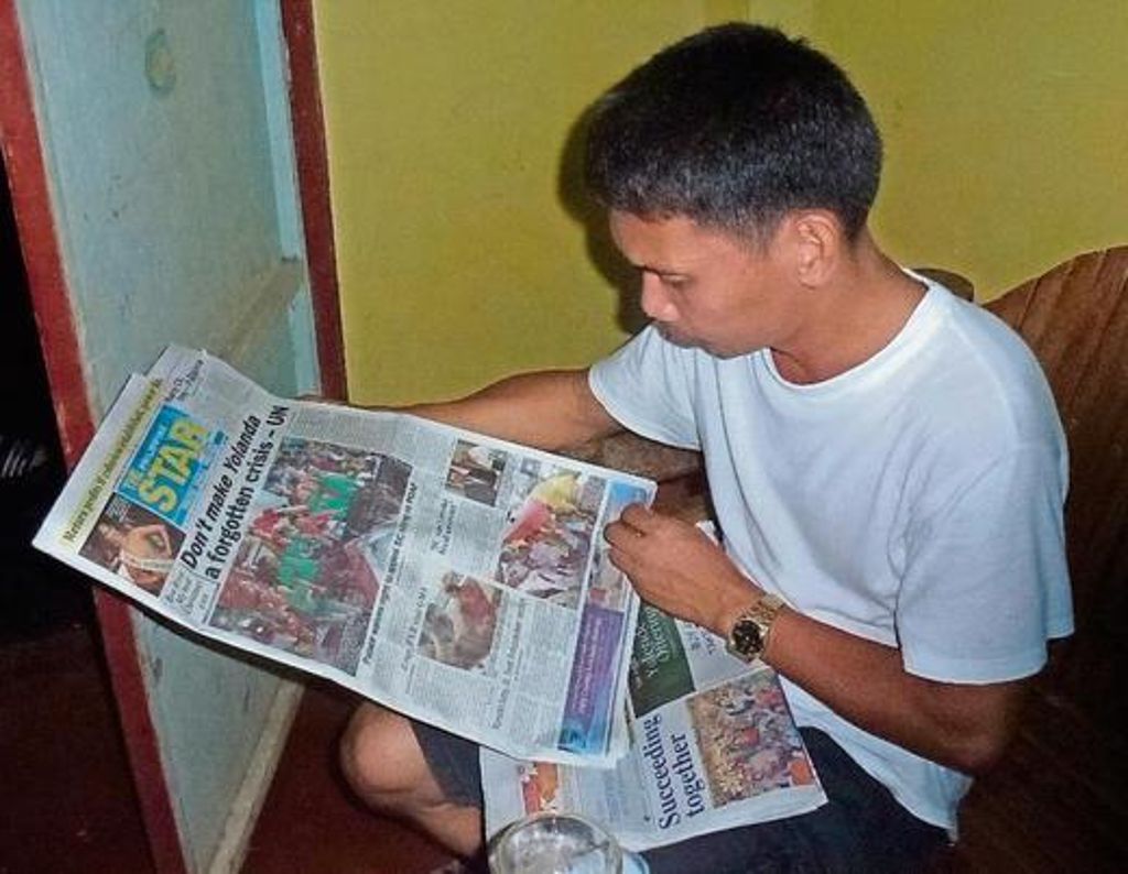 Eine Zeitung! Für Lorenzo in Quinapondan ist das nach dem Taifun ein ganz besonderes Lese-Erlebnis. Foto: Godau