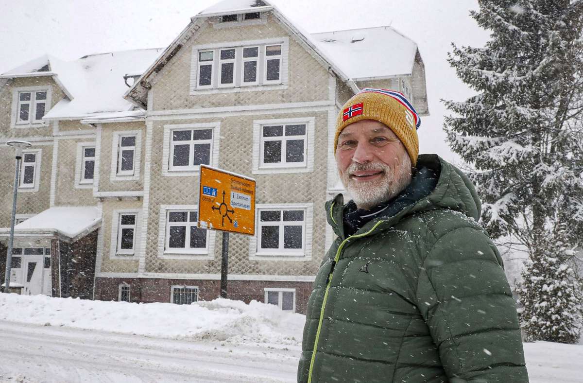 Mihai Danzke hat ein Herz für Oberhofer Schrottimmobilien. Nach dem Kauf des Hotel Oberlands hat er  zwei Häuser in der Poststraße erworben, für deren Nutzung er nun eine Idee hat. Foto:  