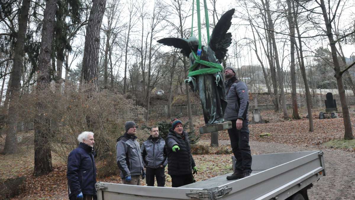 Meiningen: Ein Engel schwebt überm Friedhof